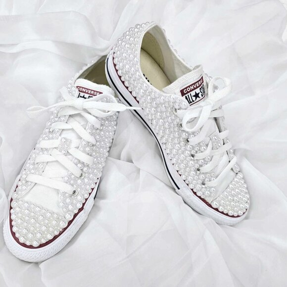 New never worn custom designed pearl wedding Converse shoes. Size 7.5 - Picture 1 of 4